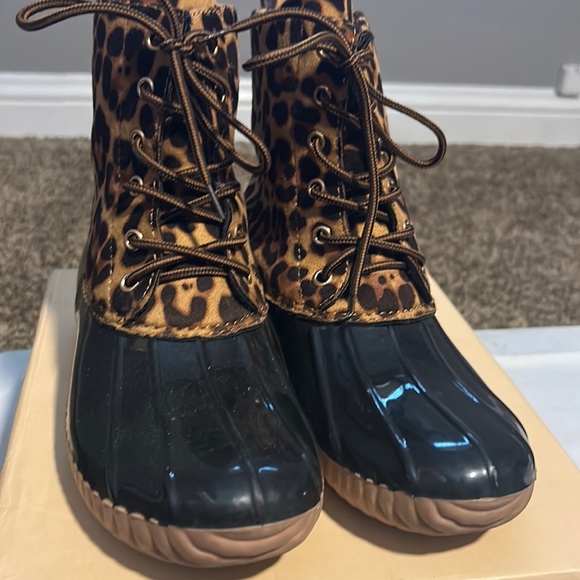 Leopard Rain boots size 8.5 worn twice - Picture 1 of 2